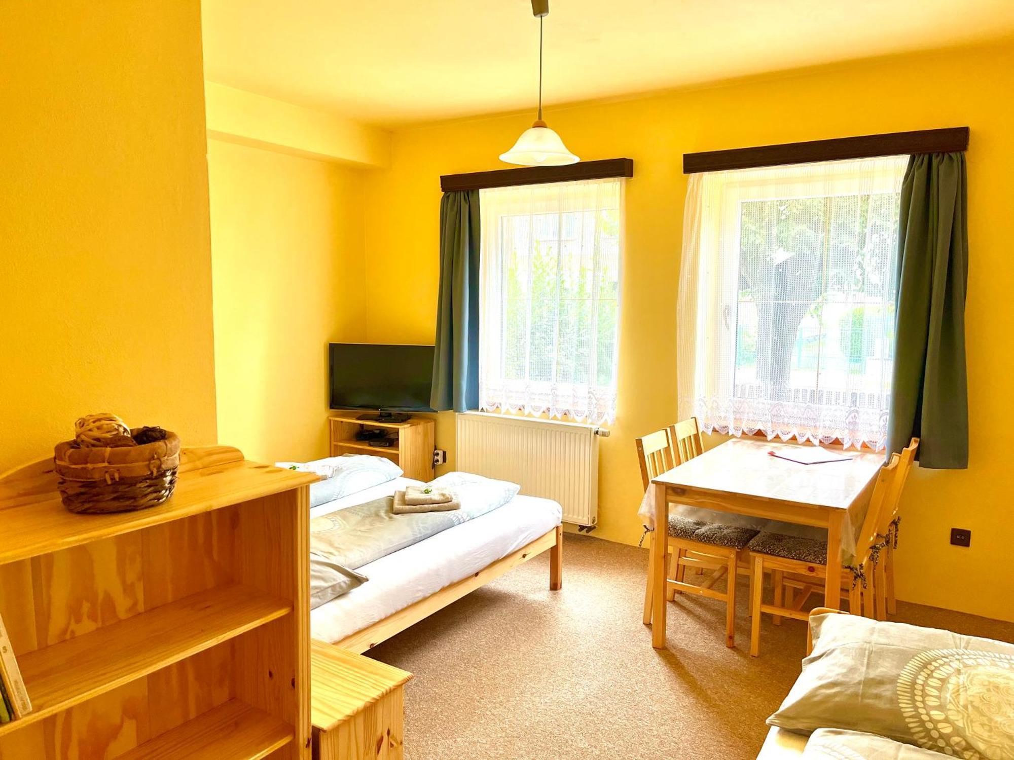 soukromý pokoj s vlastní kuchyní a koupelnou Jičín Exterior foto
